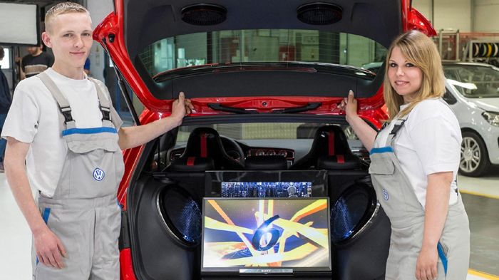 Το Golf GTI Wolfsburg Edition διαθέτει ένα ηχοσύστημα 2.170 watt, μια LED TV 24 ιντσών και μια κονσόλα PlayStation.